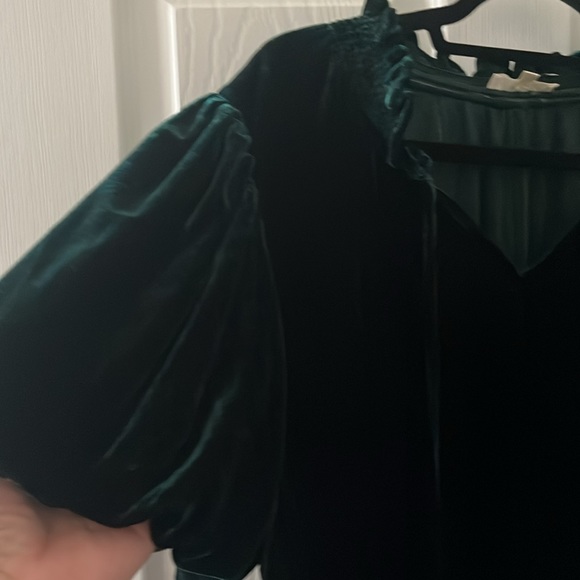 Entro 1X green velvet dressy tunic top. - Picture 4 of 11